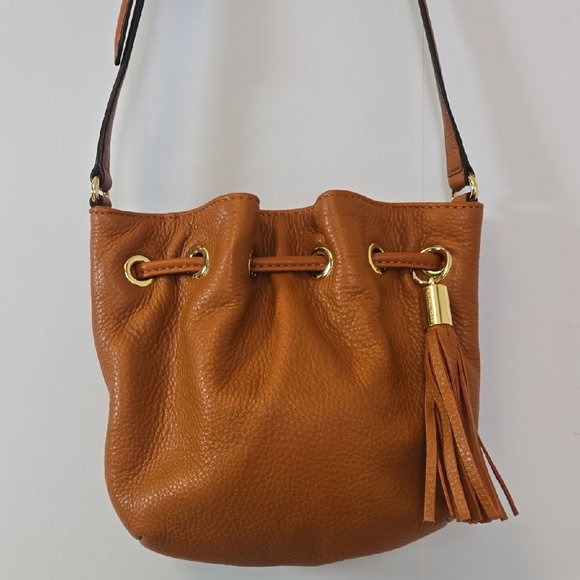 MICHAEL Michael Kors Handbags - EUC Michael Kors Elegant Leather Bucket Crossbody Bag